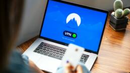 image d'un ordinateur portable. A l'écran est affiché un VPN sur fond bleu.