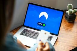 image d'un ordinateur portable. A l'écran est affiché un VPN sur fond bleu.