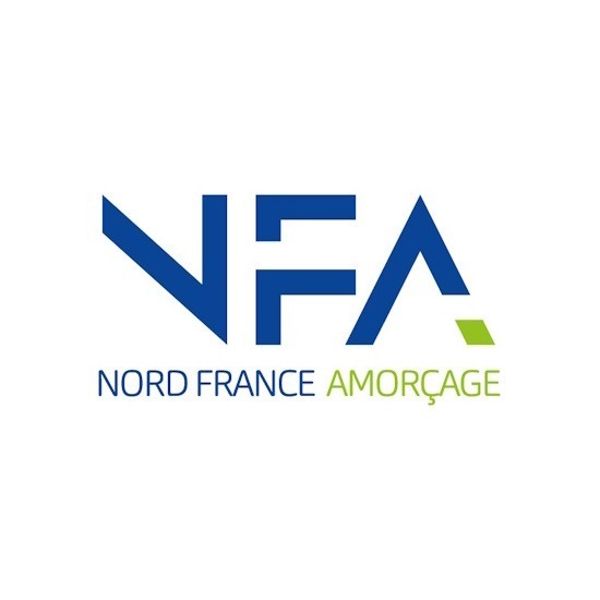 Logo de NFA (Nord France Amorcage). NFA est écris en grosses lettres bleues incomplètes et écriture capitale. Juste en dessous en écrit le nom complet 