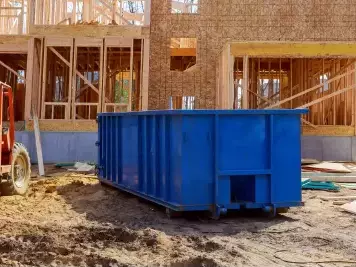 Benne à gravats, benne à déchets sur un chantier de construction