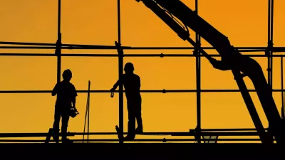 2 hommes au coucher de soleil sur un chantier de construction
