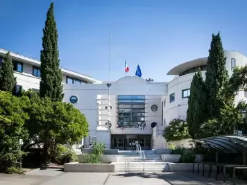 Hôtel de ville d'Argenteuil, Mairie d'Argenteuil, Mairie France avec drapeau français et européen.