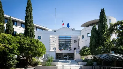 Hôtel de ville d'Argenteuil, Mairie d'Argenteuil, Mairie France avec drapeau français et européen.