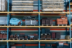 Photo d'une étagère bleue avec du matériel bien rangé suite à l'adoption d'un logiciel de gestion de matériel.