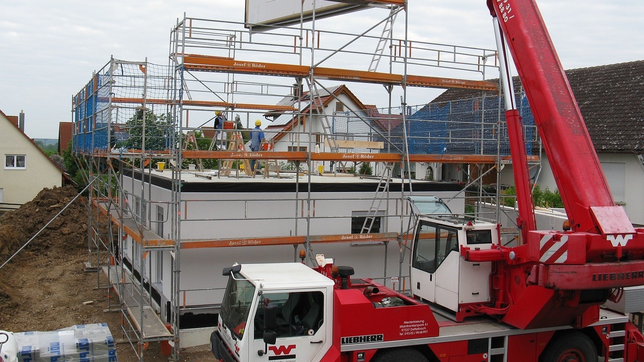 Photo d'un chantier de construction d'une maison assisté par une grue hydraulique qui a reçu une vérification périodique.