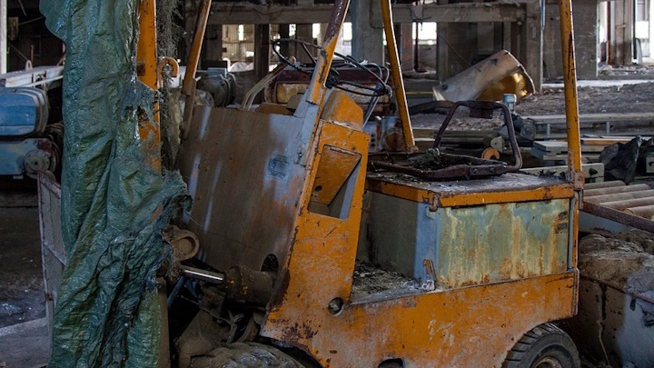 Photo d'un vieux chariot élévateur recouvert de poussière. Cela fait longtemps qu'il n'a pas fait une vérification périodique.