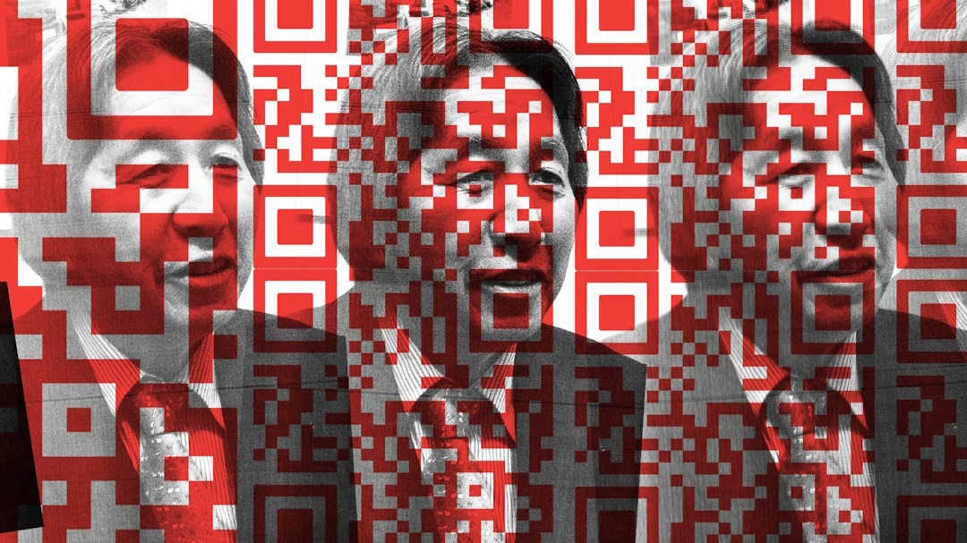 Image de Masahiro Hara, créateur du QR code, superposé avec des grod QRcode rouges.