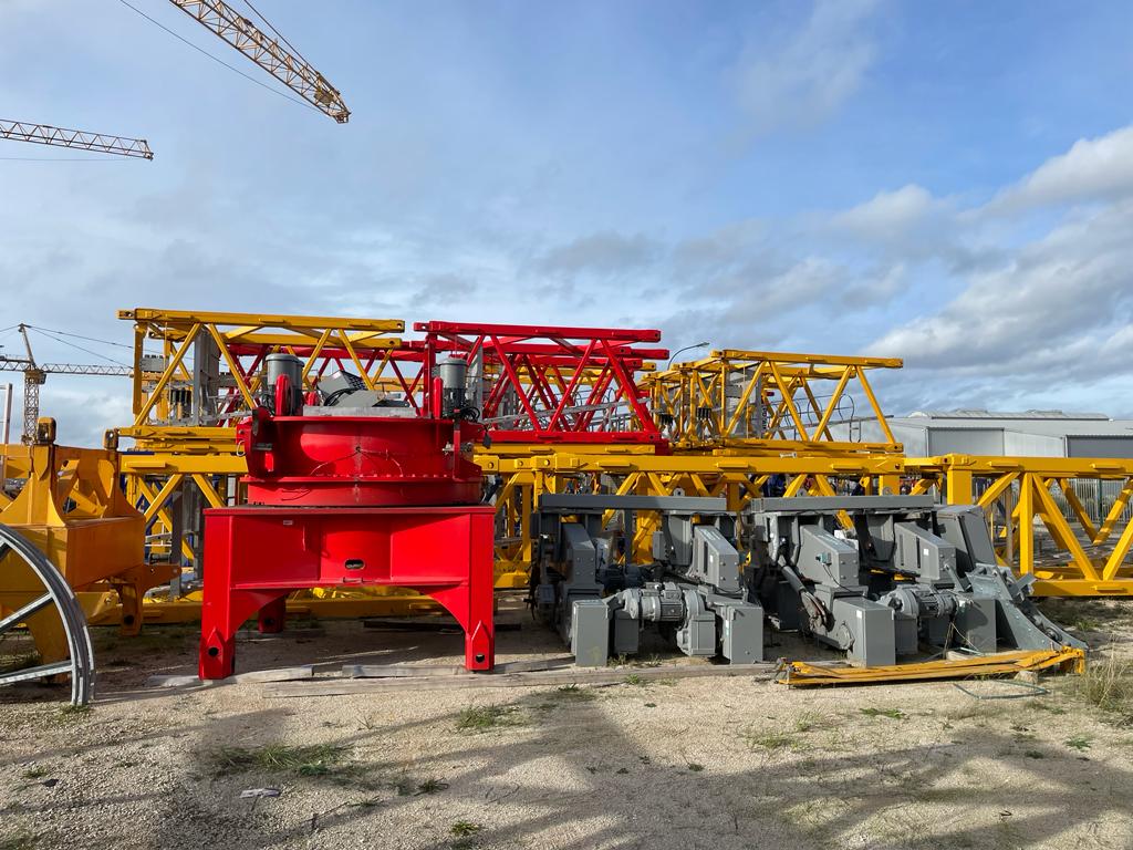 Photographie d'une zone de stockage d'éléments de grues.