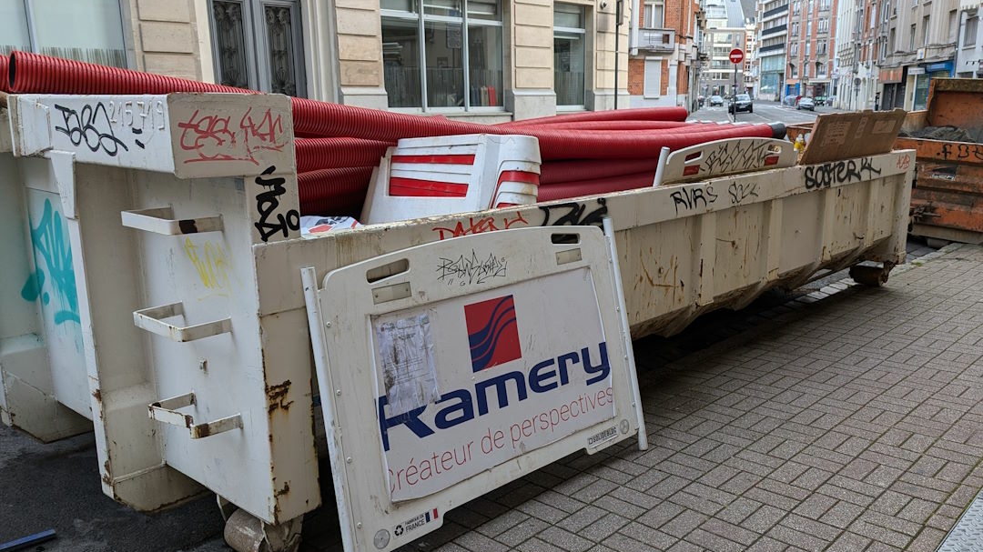 image d'une benne Ramery équipée d'un capteur pour le suivi de bennes