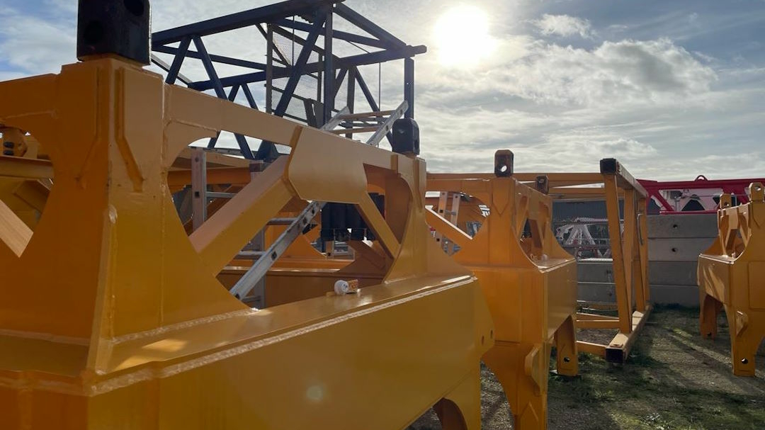 Photographie d'éléments de grues équipés de capteurs CHARLIE dans une entreprise certifiée MASE.