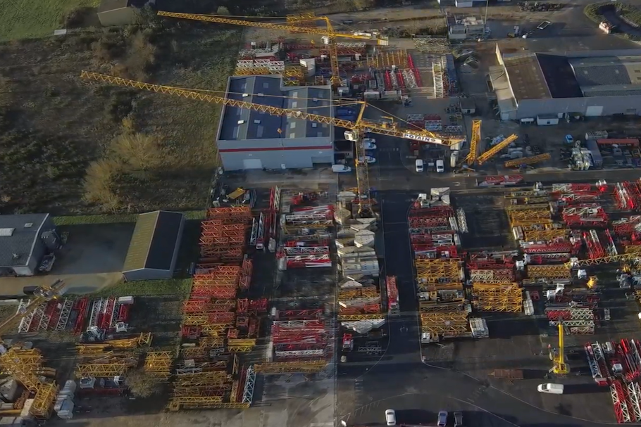 Prise de vue aérienne d'un parc de stockage d'éléments de grues à tour. Scène mettant en avant la quantité de matériel à inventorier pour démontrer l'utilité de l'inventaire automatique.