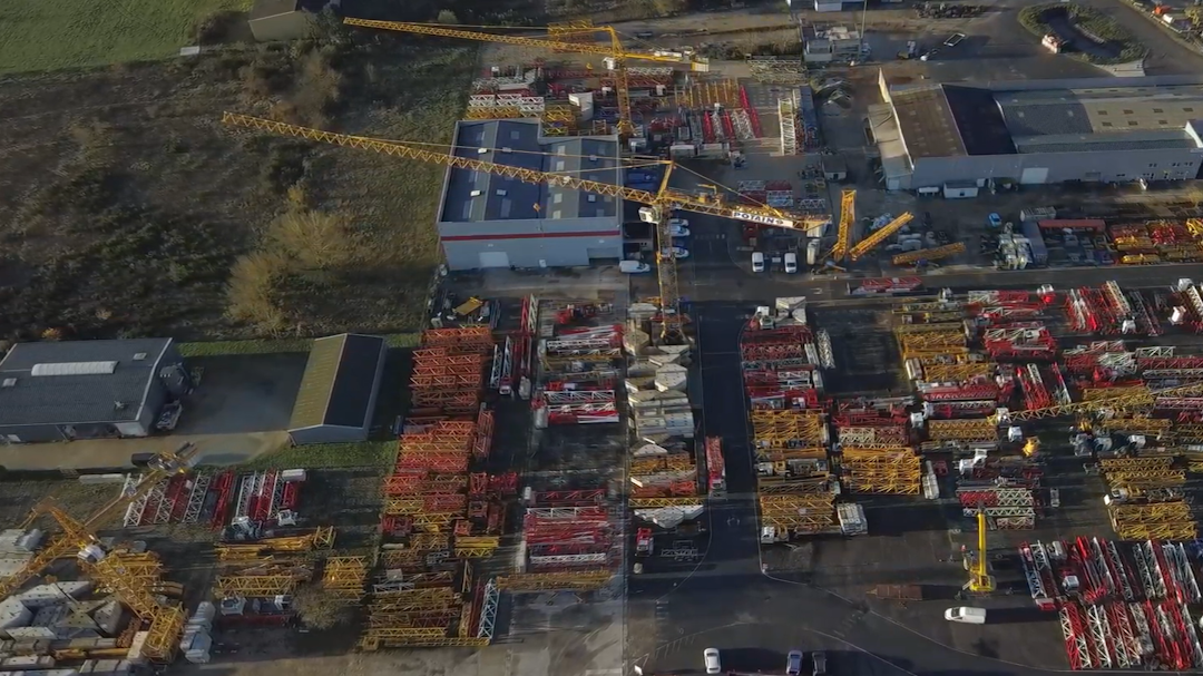 Prise de vue aérienne d'un parc de stockage d'éléments de grues à tour. Scène mettant en avant la quantité de matériel à inventorier pour démontrer l'utilité de l'inventaire automatique.
